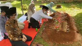 Turut Berbelasungkawa, Bupati Banyuwangi Berikan Penghormatan dengan Berziarah ke Makam Syekh Ali Jaber di Tangerang
