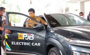 Wagub Emil Sebut Mobil Listrik Buka Peluang Pemberdayaan Siswa SMK Jawa Timur