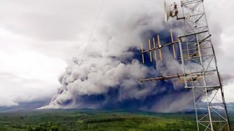 Guguran Awan Panas Menyembur, BPBD Lumajang Harap Radius 2 Km Puncak Semeru Steril