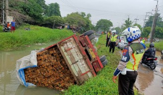 Truk Pengangkut Kayu ini Nyungsep di Kali Karena Hindari Jalan Berlubang di Gedangan Sidoarjo