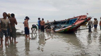 Diterjang Ombak, Tiga Perahu Nelayan Tenggelam di Tuban
