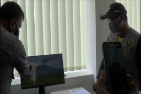 Gunung Raung Keluarkan Lava Pijar, Warga Berduyun-duyun Datangi Pos Pengamatan