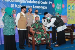 Vaksinasi Dimulai, Dandim 0812 Jadi Orang Pertama Terima Vaksin di Lamongan