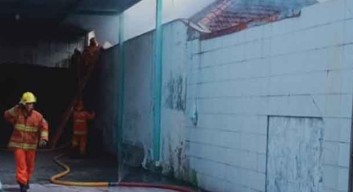 Toko Bangunan di Tandes Surabaya Terbakar, 18 Unit Mobil Pemadam Dikerahkan