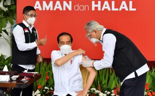 Presiden Jokowi Bersama Pejabat Hingga Artis Raffi Ahmad Jalani Suntik Vaksin Covid-19