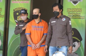 Isap Tembakau Gorila di Apartemen Sidoarjo, Bule Palestina Diboyong Pindah ke Tahanan