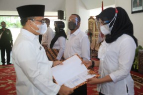 Haru Tenaga Honorer, Setelah 25 Tahun Mengabdi Terima SK Pengangkatan