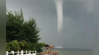 Angin Puting Beliung Menari di Laut Kenjeran Hebohkan Warga
