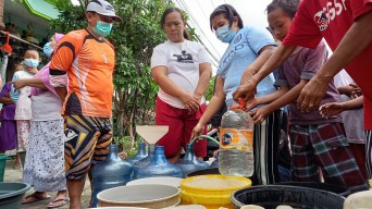Pipa PDAM Surabaya Bocor dan Tak Mengalir, Warga Kesulitan Penuhi Kebutuhan Air