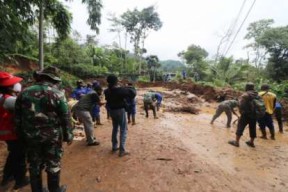 Hujan Deras, Jalur Malang-Kediri Tertutup Material Longsor