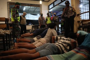 Bandel Langgar Jam Malam, Pengunjung Warkop di Gresik Langsung Dihukum Push Up