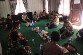 Didatangi Kapolres, Anwar Zahid Diminta Tak Lupa Sosialisasikan Protokol Kesehatan ke Jamaah