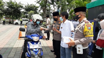 Peringati Hari Pers Nasional, PWI Gandeng Polres Gresik Bagikan Masker Kepada Jemaah Salat Jumat