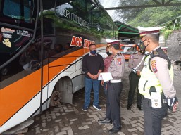Satlantas Polres Gresik Lakukan Pemetaan Rawan Kecelakaan dan Pemeriksaan Bus