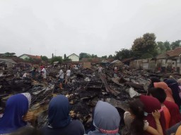 Butuh 7 Jam dan 14 Unit Damkar Untuk Padamkan Api Pasar kepohbaru