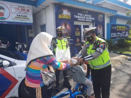 Polisi Gresik Bagi-bagi Jeruk Nipis ke Pengguna Jalan, Ini Fungsinya