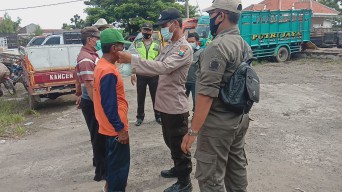 Sasar Pasar Hewan, Polsek Balongpanggang Gelar Ops Yustisi Bagikan 200 Masker