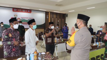 Kapolres Gresik Vidcon Bersama Gubernur Dukung Pencanangan Santri Bermasker