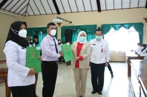 Bupati Anna Muawanah Serahkan SK Kepada PPPK di Lingkungan Pemkab Bojonegoro