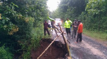 Hujan Deras Dua Jam, Jalan di Loceret Nganjuk Ambyar