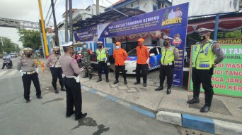 Satlantas Sampang Dirikan Pos Lantas Tangguh, Kadang Bagi Sembako ke Masyarakat