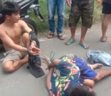 Ampun! Jambret di Surabaya Dihajar Massa Sampai Ndlosor dan Merintih Kesakitan