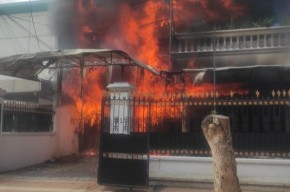 Rumah Dua Lantai di Surabaya Terbakar, Empat Orang Sempat Terjebak