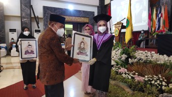 Ratusan Mahasiswa Ikuti Wisuda Sarjana STKIP PGRI Bangkalan di Tengah Pandemi