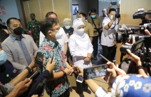 Dampingi Kunjungan Menteri, Wali Kota Eri Cahyadi Berharap Semua Warga Surabaya Bisa Segera Divaksin