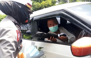 Sayang Pengendara, Polisi Sidoarjo Beri Kejutan Bunga