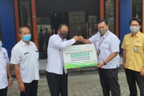 Peduli Banjir Lamongan, Petrokimia Gresik Bagikan Bantuan