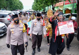Ajak Semar, Kapolresta Sidoarjo Blusukan ke Pasar Porong Bagikan Masker