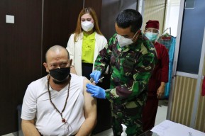 Ketua DPD RI dan Wakil Ketua Terima Vaksinasi Kategori Lansia