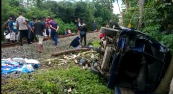 KA Dhoho Blitar Vs Mobil Carry Isi Sekeluarga, Ibu Muda Tewas