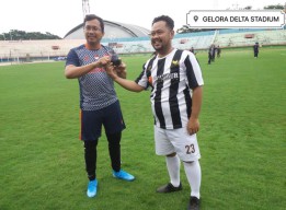 Gus Muhdlor dan Gus Yani Adu Kuat di Lapangan Bola