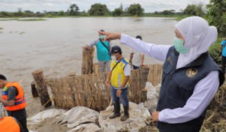 Gubernur Khofifah Imbau Masyarakat Tidak Buang Sampah di Sungai