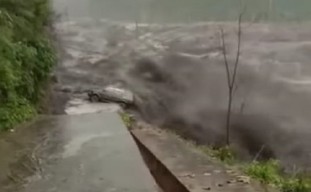 Viral! Video Mobil Terseret Lahar Dingin Semeru