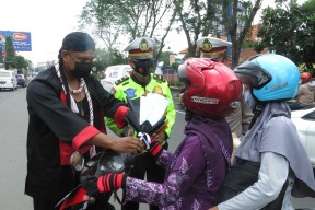 Mbah Bejo Kembali Beraksi Membagikan Masker Kepada Pengendara