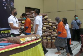 Ada Boraks di Kerupuk Cap Gajah, Polisi Gerebek  Pabriknya di Sidoarjo