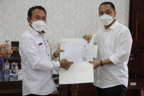 Terima Peta Bidang Tanah dan Sertifikat dari BPN, Wali Kota Eri Cahyadi Targetkan Seluruh Aset Tersertifikat pada Tahun 2023