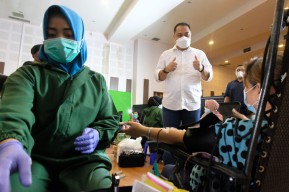 Pantau Donor Plasma Konvalesen, Wali Kota Eri Cahyadi Doakan Pendonor Sehat Terus