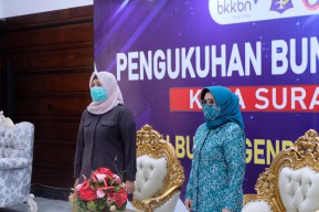 Dikukuhkan sebagai Bunda Genre Surabaya, Ketua Tim Penggerak PKK Bakal Kolaborasi untuk Penanganan KB hingga Stunting