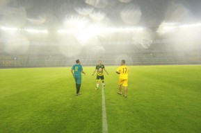 Tiga Kepala Daerah Surabaya Raya Ujicoba Stadion GBT, Pertandingan Terhenti Karena Lampu Mati