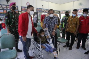 Sambil Sosialisasi Program, Wawali Armuji Serahkan Bantuan Kursi Roda Untuk ABK