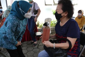 Setelah Keliling Puskesmas, Rini Eri Cahyadi Pastikan Vaksinasi Covid-19 di Surabaya Berjalan Lancar