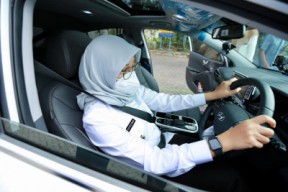 Nyopir Mobil Listrik Sendiri, Bupati Ipuk Promosi Wisata Berkelanjutan