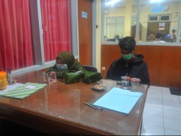 Helukkkk... Gerebek Kos Mesum, Satpol PP Bojonegoro Temukan Kondom Bekas Pakai