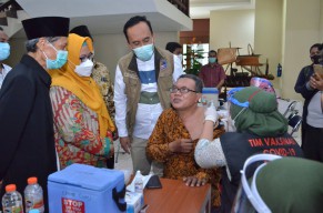 1.200 Kyai dan Imam Masjid di Gresik Antusias Ikuti Vaksinasi