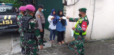 Sambangi Emak-Emak di Pasar, TNI Polri Imbau Protokol Kesehatan