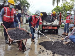 Di Tengah Hujan, Perbaikan Jalan di Sidoarjo Tetap Dilakukan